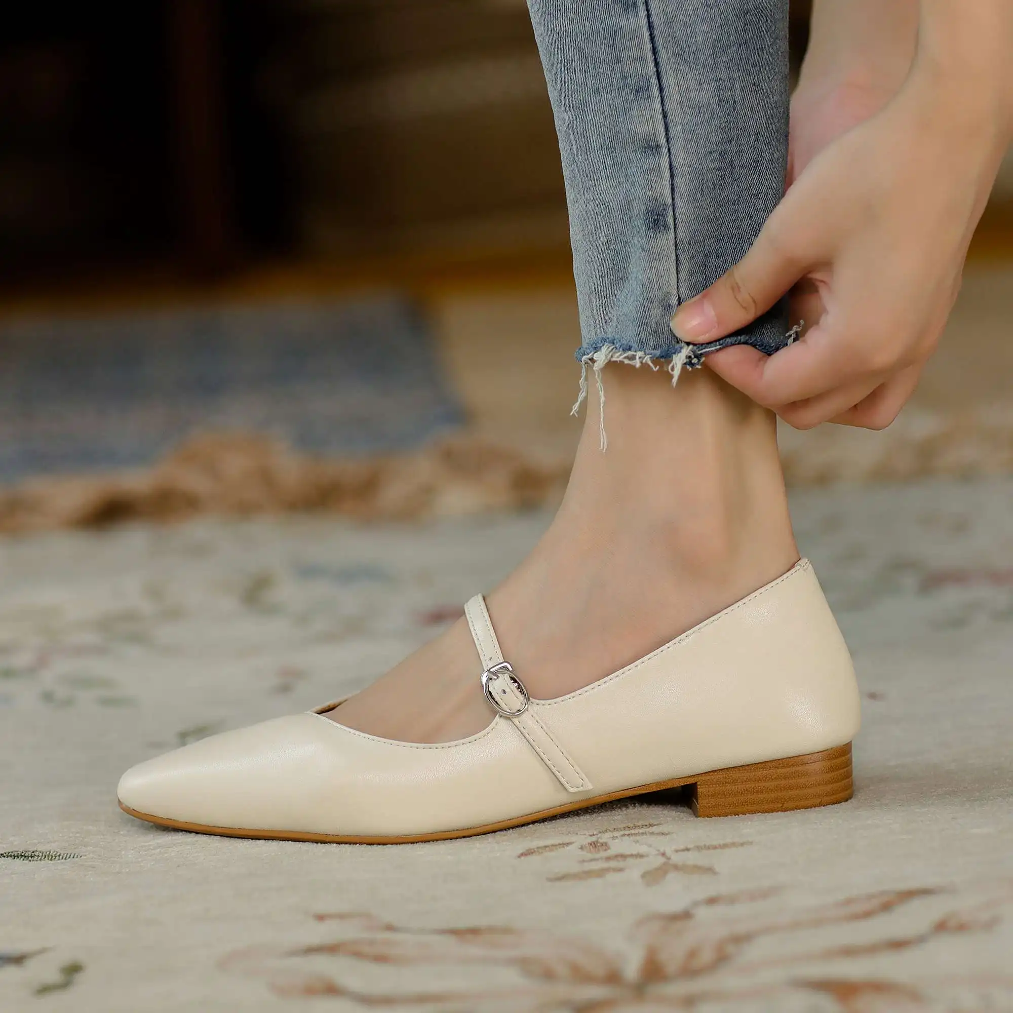 Krazing Pot 2021 early spring new arrival cow leather pointed toe low heel buckle strap simple wild fashion cozy women pumps L12
Krazing Pot 2021 early spring new arrival cow leather pointed toe low heel buckle strap simple wild fashion cozy women pumps L12