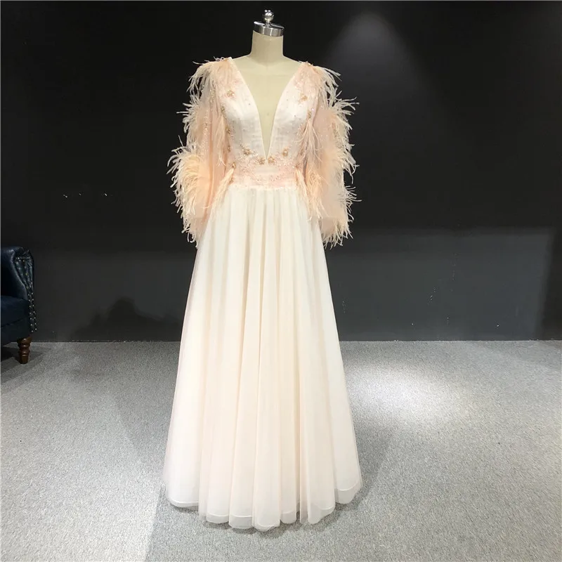 Накидка с длинным рукавом, глубоким V-образным вырезом и перьями 
Накидка с длинным рукавом, глубоким V-образным вырезом и перьями