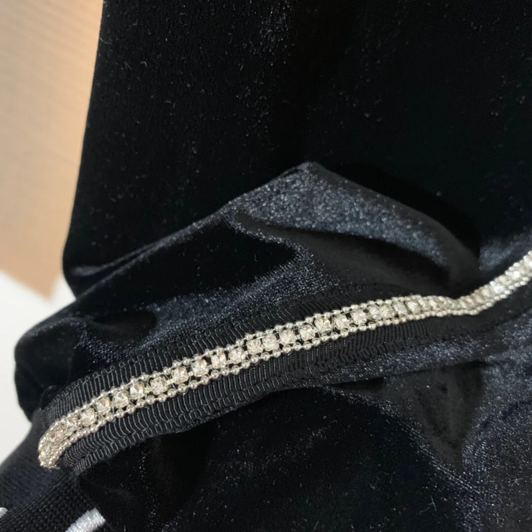 Luxury Autumn and Winter New Women High-end Hooded Zipper Jacket + Pants Side Rhinestone Elastic Waist Casual Two Piece Set
Luxury Autumn and Winter New Women High-end Hooded Zipper Jacket + Pants Side Rhinestone Elastic Waist Casual Two Piece Set