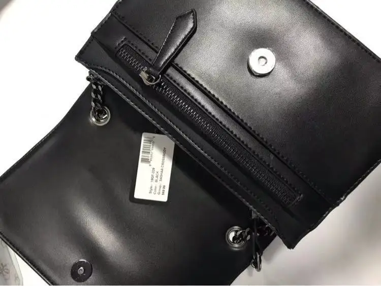 New Crossbody Bag Chain Solid Color European and American Big Lettered Casual Lightweight Simple Women's Bag
New Crossbody Bag Chain Solid Color European and American Big Lettered Casual Lightweight Simple Women's Bag