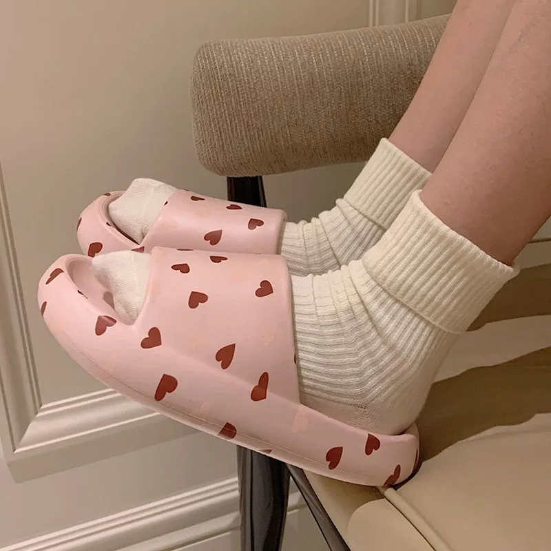 2021 Ladies New Slippers Indoor Thick-soled Household Sandals Summer Fashion Korean Slippers EVA Heart-shaped Non-slip Slipper 
2021 Ladies New Slippers Indoor Thick-soled Household Sandals Summer Fashion Korean Slippers EVA Heart-shaped Non-slip Slipper