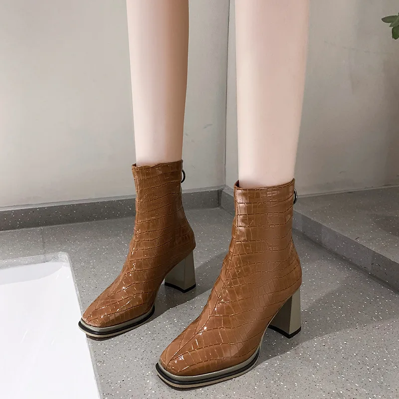 Женские резиновые ботинки на молнии, сапоги из искусственной кожи на высоком каблуке, с коротким плюшем, на квадратном каблуке, базовая обув... 
Женские резиновые ботинки на молнии, сапоги из искусственной кожи на высоком каблуке, с коротким плюшем, на квадратном каблуке, базовая обув...