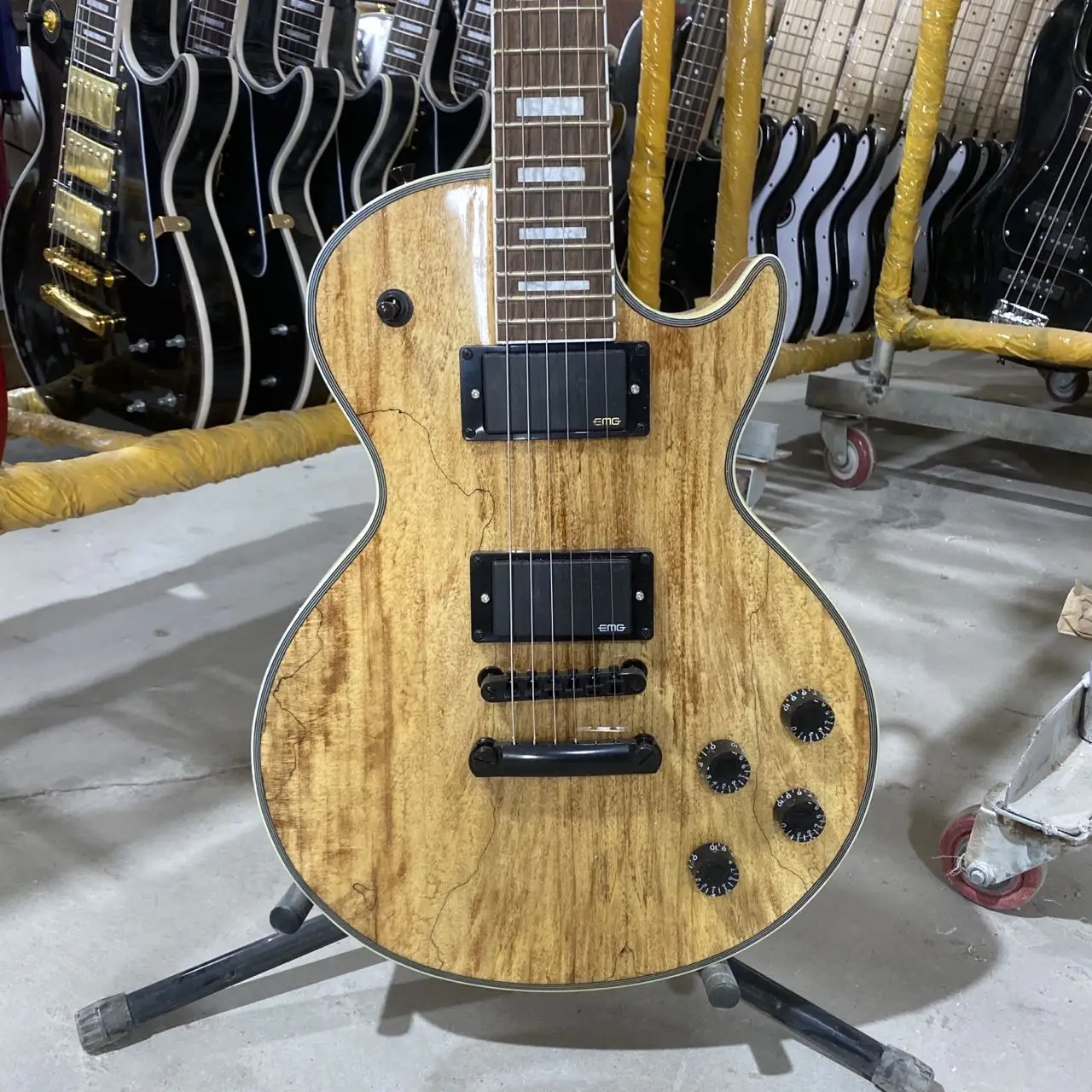Пользовательская электрическая гитара Burl Maple Top Black Hardware Rosewood фингерборд высокого качества гитара бесплатная доставка
Пользовательская электрическая гитара Burl Maple Top Black Hardware Rosewood фингерборд высокого качества гитара бесплатная доставка