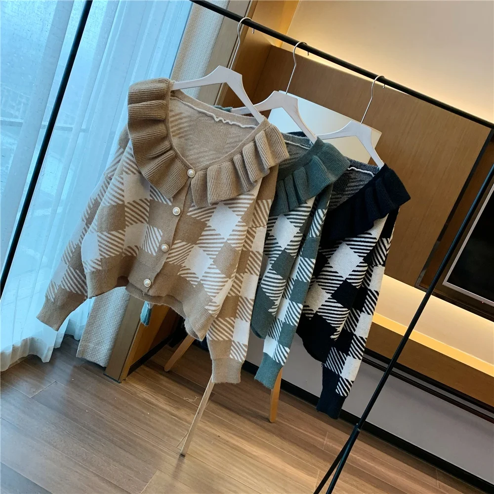 2020 Autumn New Slim Lotus Leaf Doll Collar Plaid Pearl Button Knitted Cute Cardigan Sweater Jacket Women 
2020 Autumn New Slim Lotus Leaf Doll Collar Plaid Pearl Button Knitted Cute Cardigan Sweater Jacket Women
