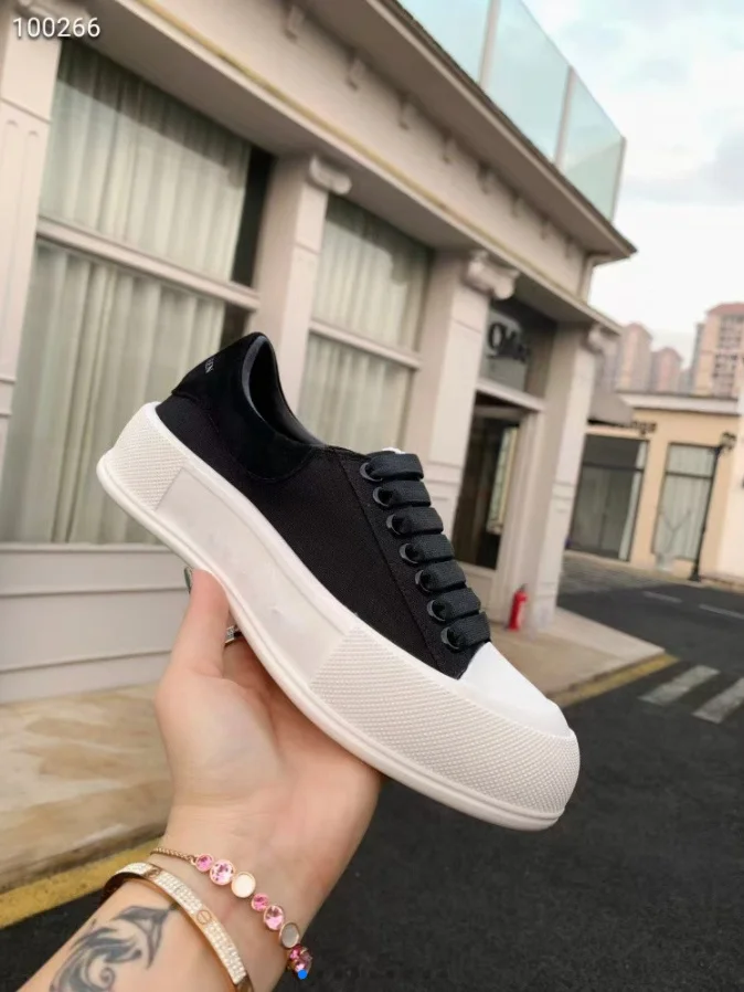 2021 Spring New Korean Canvas White Shoes Lace-up Rubber Thick Bottom Four Seasons Leisure Sports Board Shoes White Shoes
2021 Spring New Korean Canvas White Shoes Lace-up Rubber Thick Bottom Four Seasons Leisure Sports Board Shoes White Shoes