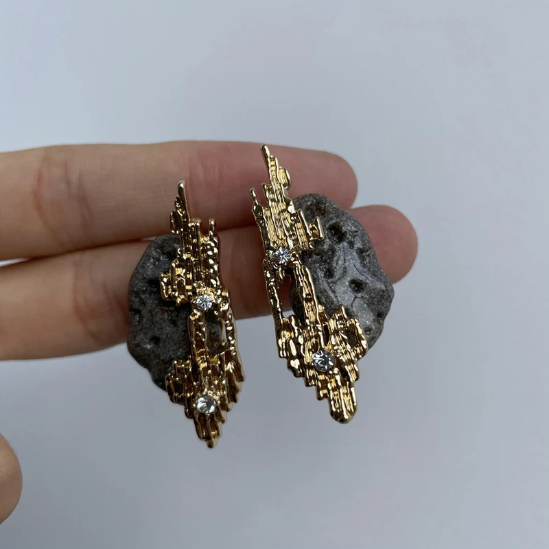 Vintage geometric irregular women's earrings Personalized meteorite resin metal zircon temperament earrings Jewelry wholesale
Vintage geometric irregular women's earrings Personalized meteorite resin metal zircon temperament earrings Jewelry wholesale