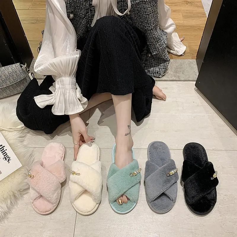 2021 New Women Home Slippers with Pearl Chain Faux Fur Ins Fashion Warm Soft Shoes Thickened Leak-Toe Fur Slides
2021 New Women Home Slippers with Pearl Chain Faux Fur Ins Fashion Warm Soft Shoes Thickened Leak-Toe Fur Slides