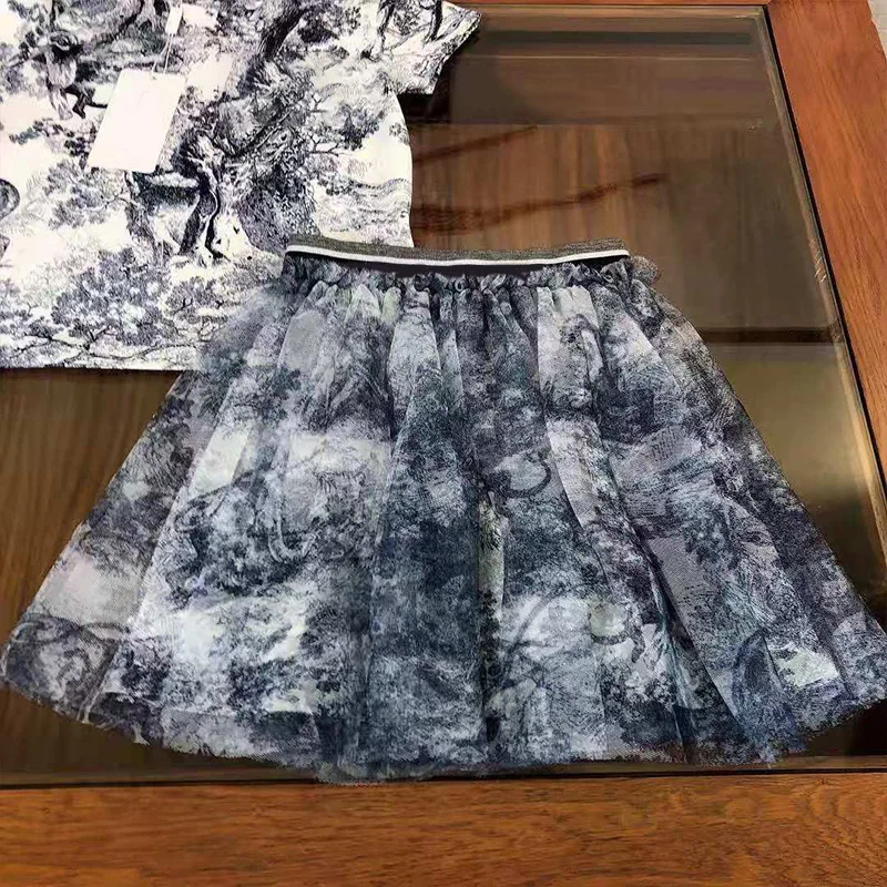 2021 new big girls embroidered T-shirt fashion two-piece suit Western style girls summer short-sleeved plaid pants skirt suit
2021 new big girls embroidered T-shirt fashion two-piece suit Western style girls summer short-sleeved plaid pants skirt suit