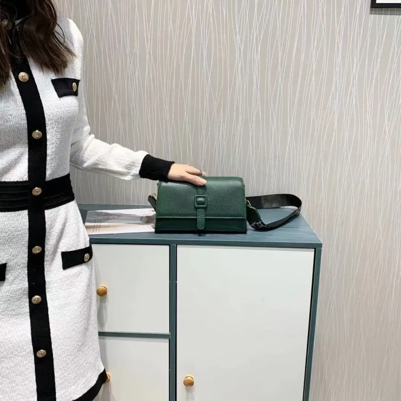 2021 new Korean version of the all-leather leather flip bag with a niche design one-shoulder oblique across the women's bag
2021 new Korean version of the all-leather leather flip bag with a niche design one-shoulder oblique across the women's bag