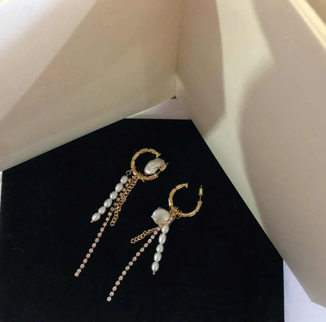 Earrings woman 2021 new fashion personality simple c-ring tassel baroque pearls with diamonds zirconia earrings cretsiz kargo
Earrings woman 2021 new fashion personality simple c-ring tassel baroque pearls with diamonds zirconia earrings cretsiz kargo
