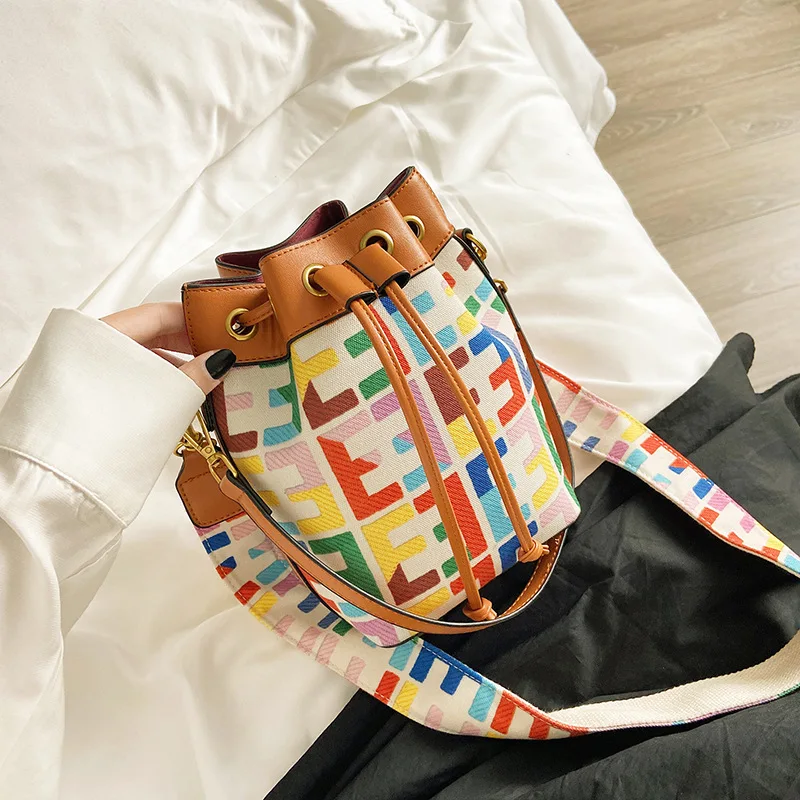 Retro Large Capacity Wide Shoulder Strap Messenger Bucket Bag Women 2021 Print Canvas Designer Luxury Drawstring Crossbody Bag 
Retro Large Capacity Wide Shoulder Strap Messenger Bucket Bag Women 2021 Print Canvas Designer Luxury Drawstring Crossbody Bag