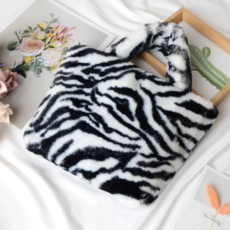 Winter Fashion Shoulder Bag Female Leopard Female Bag Chain Large Plush Winter Handbag Messenger Bag Soft Warm Fur Bag
Winter Fashion Shoulder Bag Female Leopard Female Bag Chain Large Plush Winter Handbag Messenger Bag Soft Warm Fur Bag