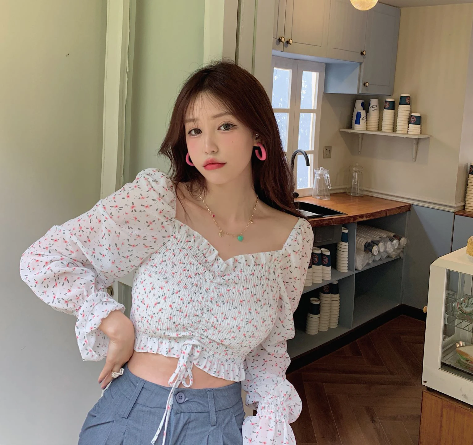 Spring plus Size French Floral Top Women's Design Sense Niche Fat Girl Sweet Spicy Style Square Collar Drawstring Short Chiffon
Spring plus Size French Floral Top Women's Design Sense Niche Fat Girl Sweet Spicy Style Square Collar Drawstring Short Chiffon