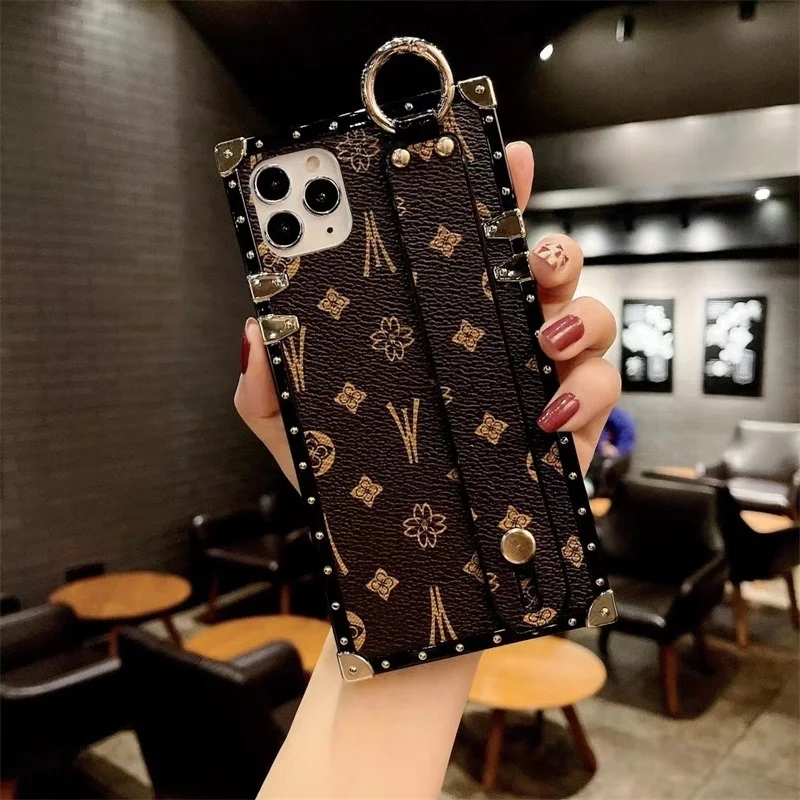 Fashion Square Wrist Strap Holder Phone Case For iPhone 12mini 11 Pro XSMAX XR 7Plus SE Luxury Leather cover For Samsung S10 S20 
Fashion Square Wrist Strap Holder Phone Case For iPhone 12mini 11 Pro XSMAX XR 7Plus SE Luxury Leather cover For Samsung S10 S20