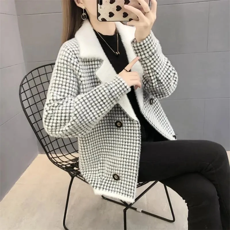 2021 New Women Imitation Mink Fur Check Double Breasted Small Short Knitted Cardigan Jacket Female Female Jackets Pink Tops 821
2021 New Women Imitation Mink Fur Check Double Breasted Small Short Knitted Cardigan Jacket Female Female Jackets Pink Tops 821