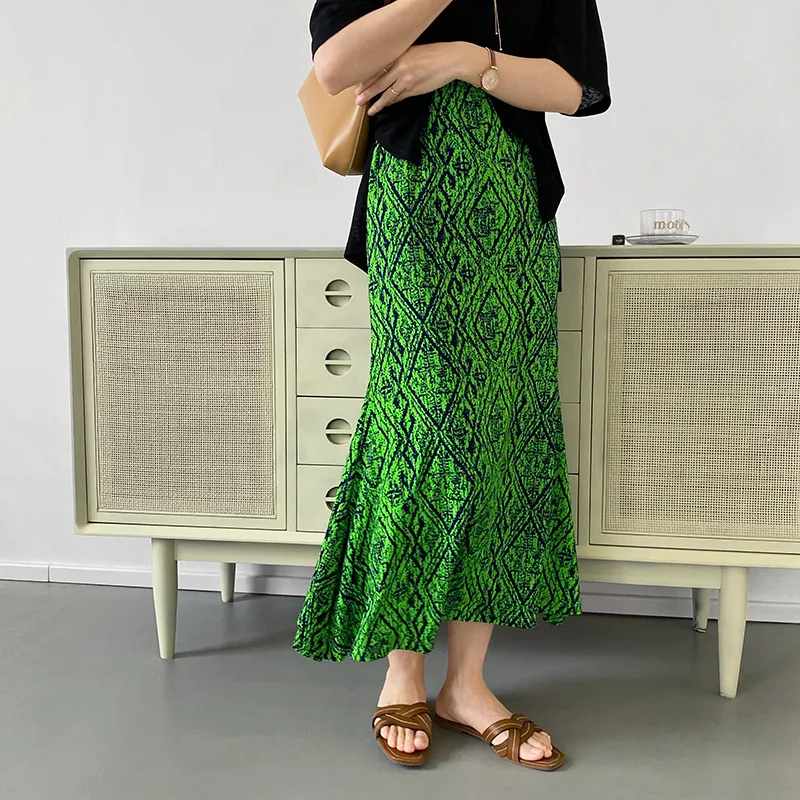 2021 New Summer high waist green print women skirts vintage elastic waist Irregular long skirts chic casual female A line skirt
2021 New Summer high waist green print women skirts vintage elastic waist Irregular long skirts chic casual female A line skirt