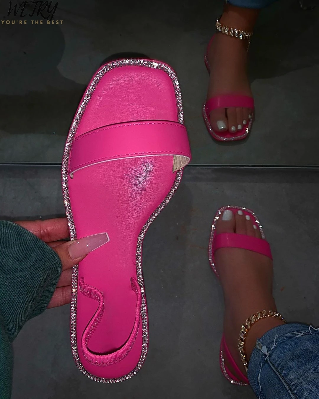 2020 ms Spring/summer new single finger rhinestone bright diamond slippers candy color flat women sandals beach non-slip durable
2020 ms Spring/summer new single finger rhinestone bright diamond slippers candy color flat women sandals beach non-slip durable