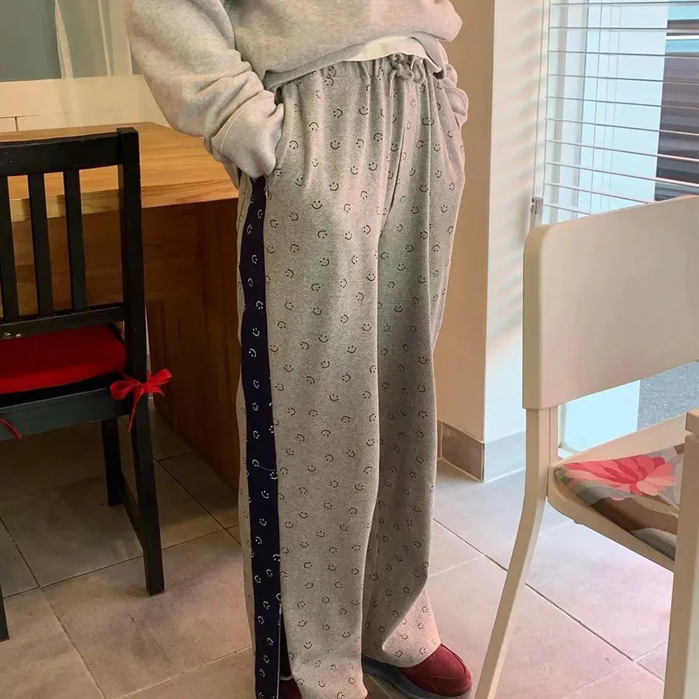 2021 Spring Casual Smiley Print High Waist Wide Leg Pants for Women Ins Style Loose Drawstring Patchwork Trousers with Zipper
2021 Spring Casual Smiley Print High Waist Wide Leg Pants for Women Ins Style Loose Drawstring Patchwork Trousers with Zipper