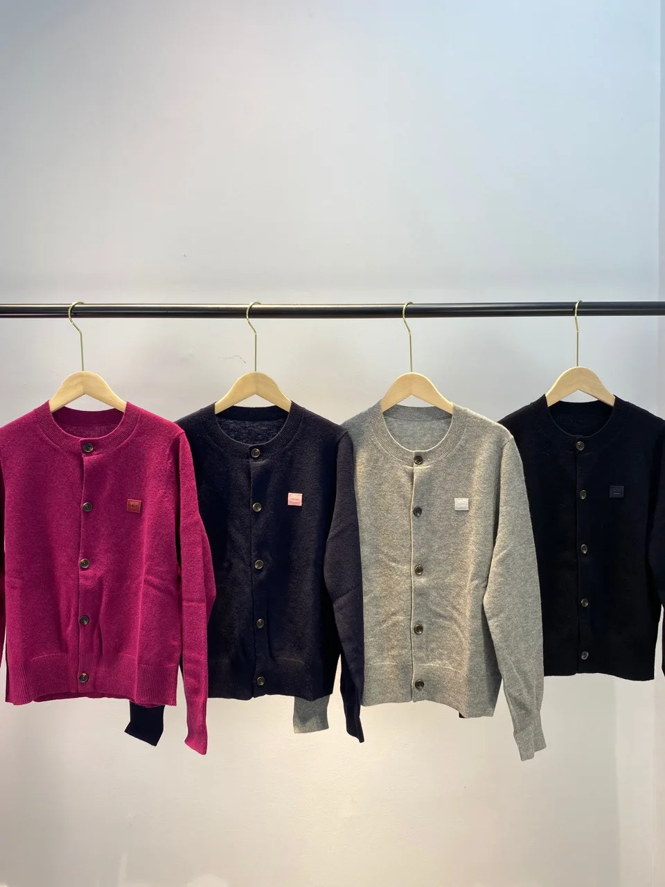 Women Sweater 2021 Autumn and Winter Classic Smiley Face Patch Round Neck Long Sleeve Short Wool Pure Color Gentle Cardigan
Women Sweater 2021 Autumn and Winter Classic Smiley Face Patch Round Neck Long Sleeve Short Wool Pure Color Gentle Cardigan