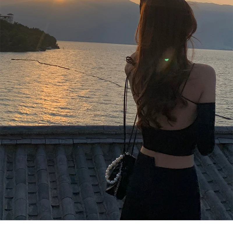 Fashion New Spring and Summer Sexy Gothic Y2 Top Halter Temperament Slimming Short Belly Button Short Camisole Tops for Women
Fashion New Spring and Summer Sexy Gothic Y2 Top Halter Temperament Slimming Short Belly Button Short Camisole Tops for Women