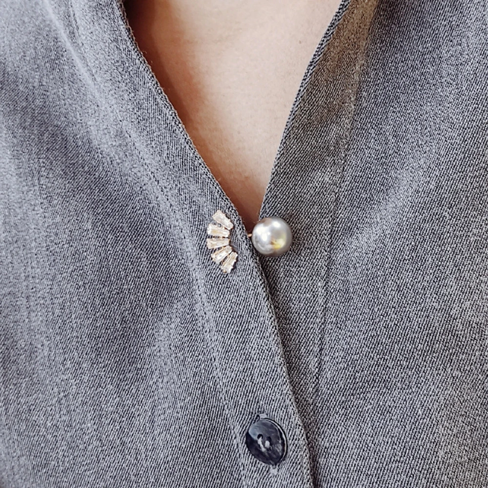 Pearl Suit Collar Brooch Decoration Creative Wild Fashion Exquisite Crystal Lapel Broches Pin Clothing Accessories Women
Pearl Suit Collar Brooch Decoration Creative Wild Fashion Exquisite Crystal Lapel Broches Pin Clothing Accessories Women