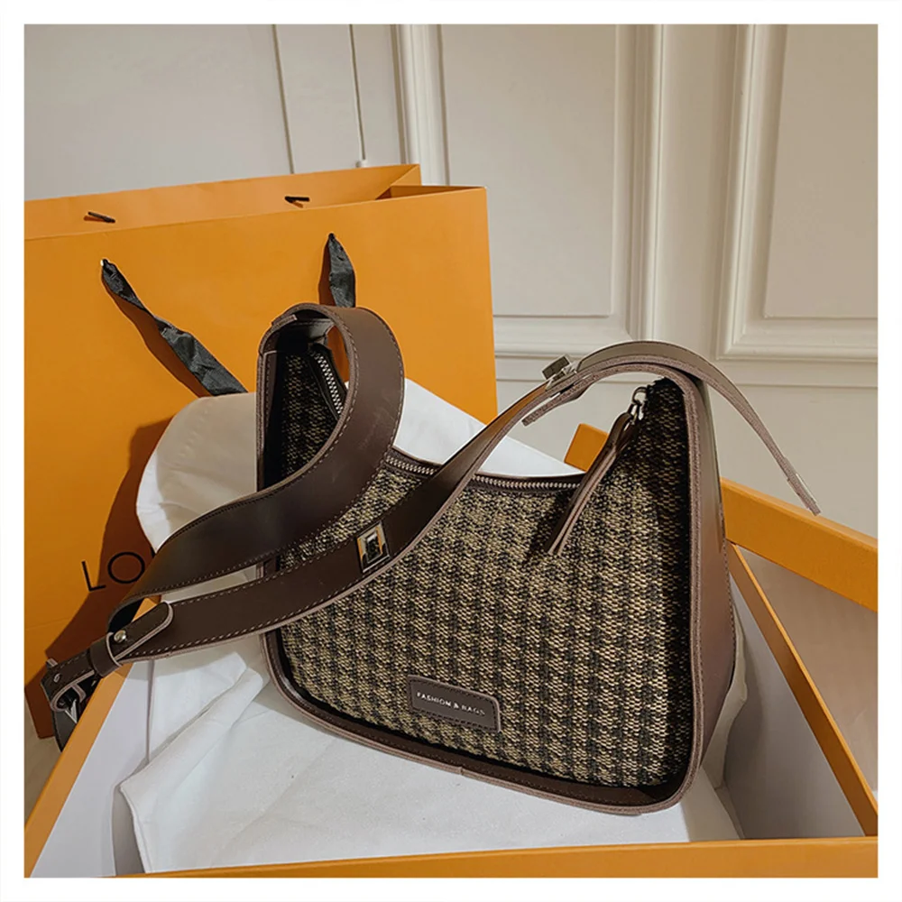 Designer Armpit Lattice Portable Female Bag Shoulder Bag 2021 New Autumn And Winter Tide Retro Baguette Female Bag
Designer Armpit Lattice Portable Female Bag Shoulder Bag 2021 New Autumn And Winter Tide Retro Baguette Female Bag