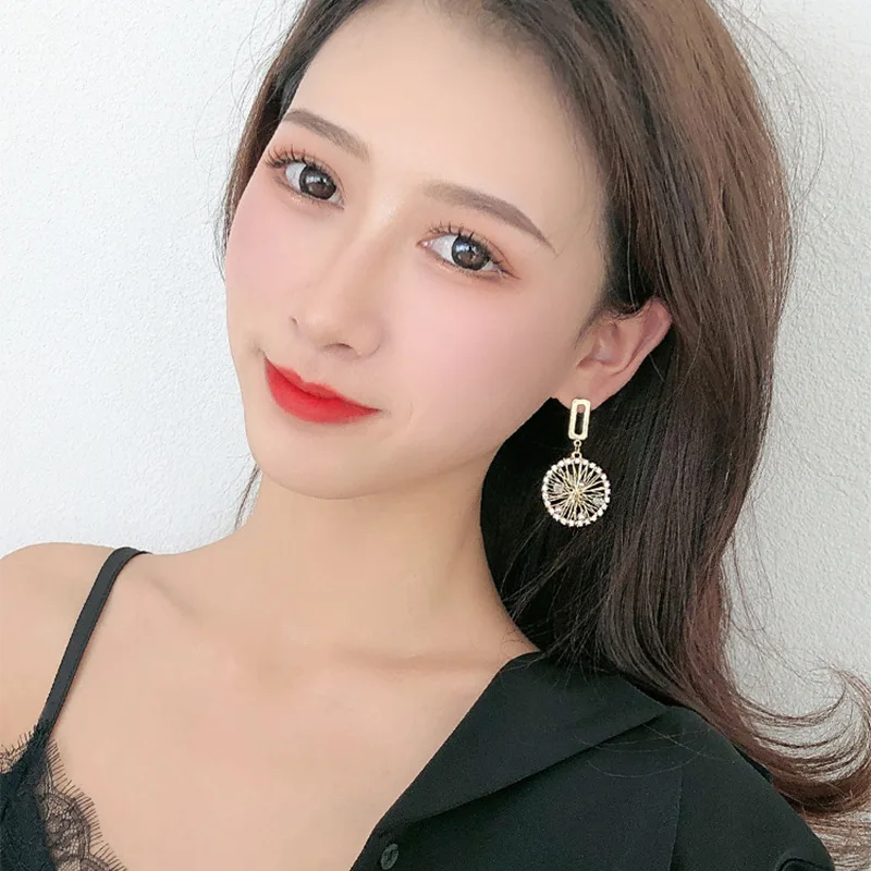 Krasivaya Hollow Gold Rhinestones Earrings For Women Classic Style Fashion Jewelry Gift
Krasivaya Hollow Gold Rhinestones Earrings For Women Classic Style Fashion Jewelry Gift
