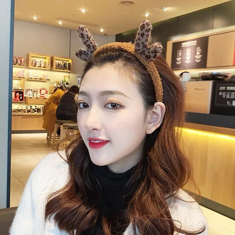 Christmas antler hairband Korean cute girl sells cute hair accessories headband sweet simple versatile hairpin accessories
Christmas antler hairband Korean cute girl sells cute hair accessories headband sweet simple versatile hairpin accessories