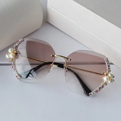 New Diamond-Encrusted Sunglasses For Ladies Luxury Sunglasses Pearl Decorative Street Shooting Cool-Looking 2021 Leisure Style
New Diamond-Encrusted Sunglasses For Ladies Luxury Sunglasses Pearl Decorative Street Shooting Cool-Looking 2021 Leisure Style