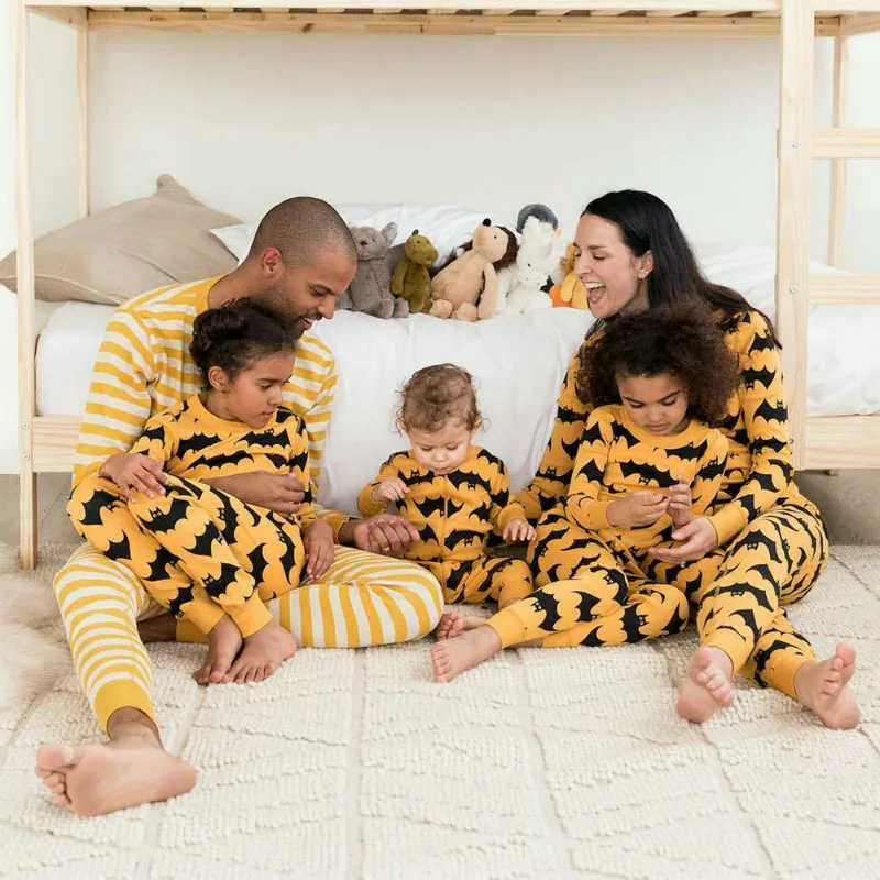 

Уютный семейный пижамный комплект с принтом летучая мышь на Хэллоуин осень 2020 комплект из двух предметов с круглым вырезом и пуговицами и д...