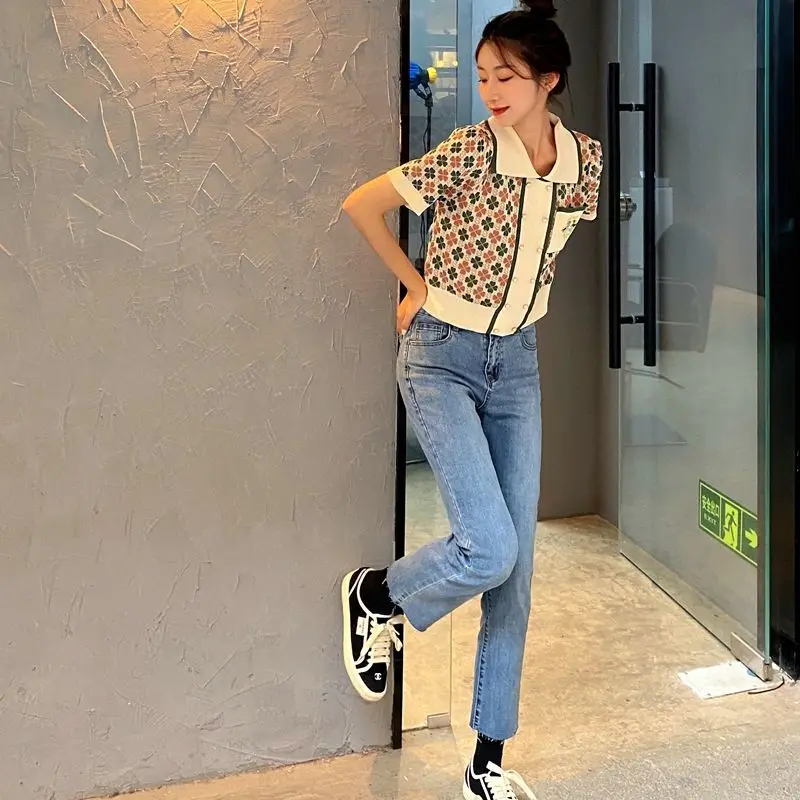 Knitted Cardigan 2021 Summer New Western Style Double-Breasted Lapel Embroidered Clover Short-Sleeved Sweater Top for Women
Knitted Cardigan 2021 Summer New Western Style Double-Breasted Lapel Embroidered Clover Short-Sleeved Sweater Top for Women