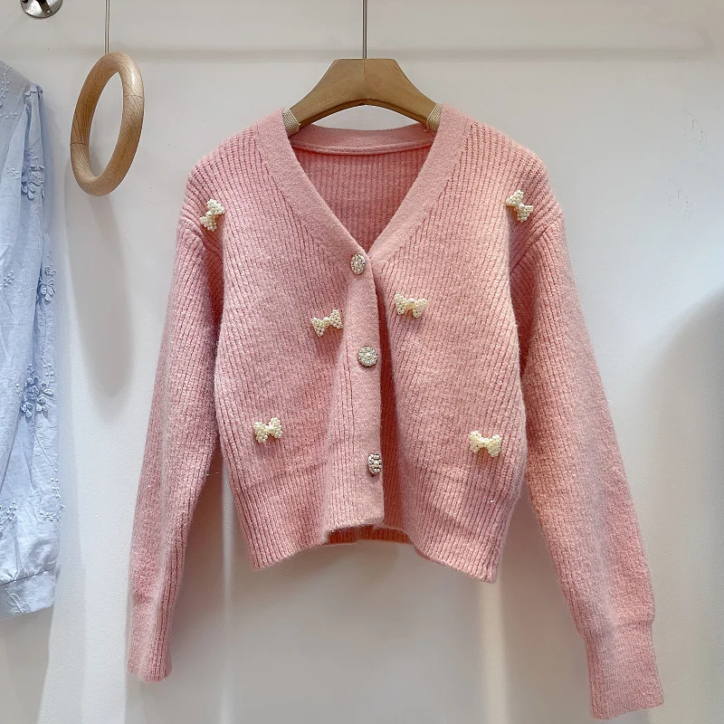 Осенне-зимний новый вязаный кардиган с V-образным вырезом тяжелый промышленный трехмерный укороченный свитер с бантом и жемчугом пальто
Осенне-зимний новый вязаный кардиган с V-образным вырезом тяжелый промышленный трехмерный укороченный свитер с бантом и жемчугом пальто