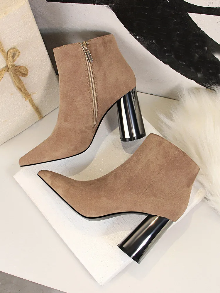 Женские короткие ботинки из флока, Классические ботинки ручной работы с острым носком, на толстом высоком металлическом каблуке, 2021
Женские короткие ботинки из флока, Классические ботинки ручной работы с острым носком, на толстом высоком металлическом каблуке, 2021