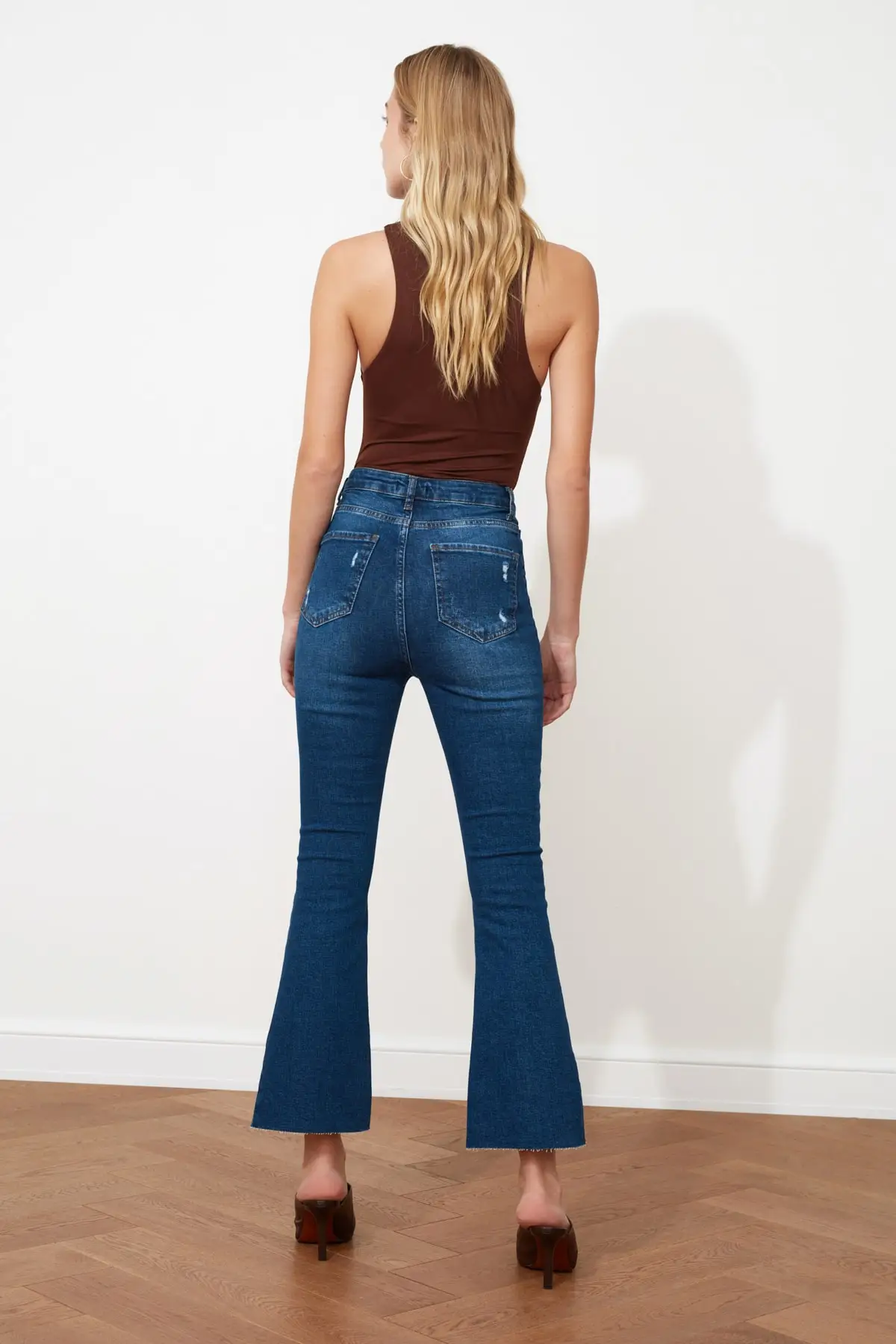 Trendyol Ripped Detailed High Waist Crop Flare Jeans TWOSS21JE0160 
Trendyol Ripped Detailed High Waist Crop Flare Jeans TWOSS21JE0160
