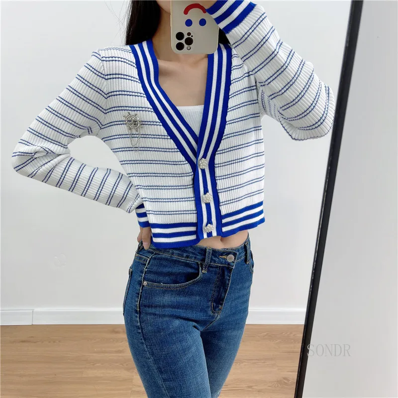 White Blue Striped Cropped Cardigan Women 2021 Autumn V Neck Pearls Buttons Crystal Brooch Slim Short Sweater Cardigan Jacket
White Blue Striped Cropped Cardigan Women 2021 Autumn V Neck Pearls Buttons Crystal Brooch Slim Short Sweater Cardigan Jacket