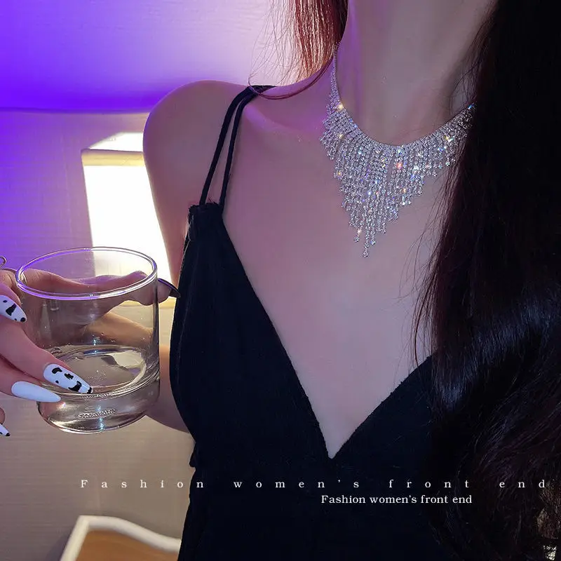 Light Luxury Niche Full Diamond Tassel Pendant Necklace Trendy Net Red Sexy Short Necklace Female Clavicle Chain Choker Collar
Light Luxury Niche Full Diamond Tassel Pendant Necklace Trendy Net Red Sexy Short Necklace Female Clavicle Chain Choker Collar