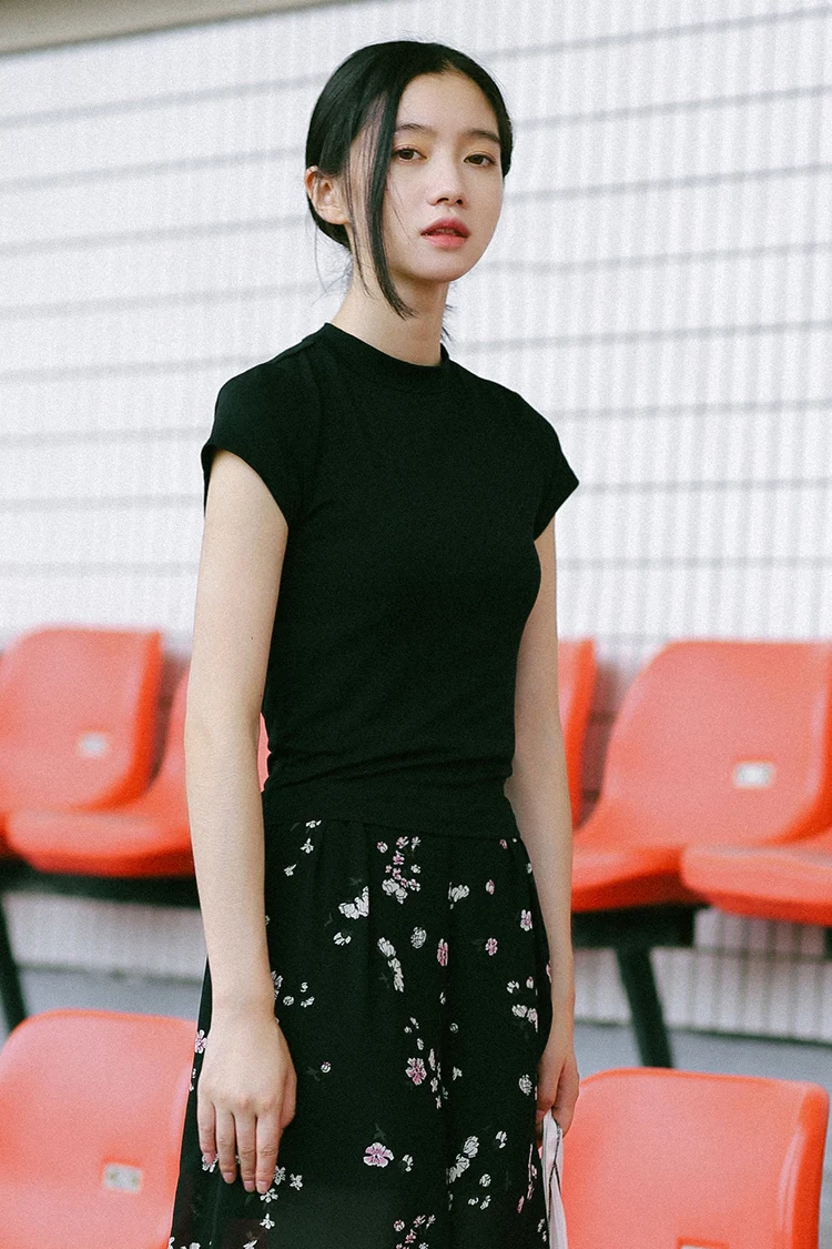 Slim Thin Black T-Shirts For Women Summer Round Neck Short Sleeve Tees Solid Back Hollow Out Female Tops
Slim Thin Black T-Shirts For Women Summer Round Neck Short Sleeve Tees Solid Back Hollow Out Female Tops