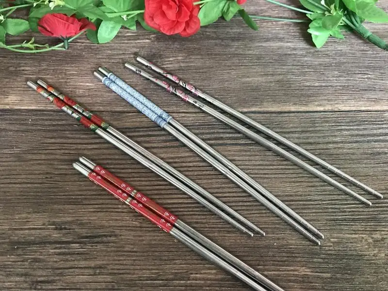 New 1 Pair Stainless Steel Chopsticks Length White Flower Patters Food Sticks Portable Reusable Chopsticks 23 cm palillos chinos
New 1 Pair Stainless Steel Chopsticks Length White Flower Patters Food Sticks Portable Reusable Chopsticks 23 cm palillos chinos