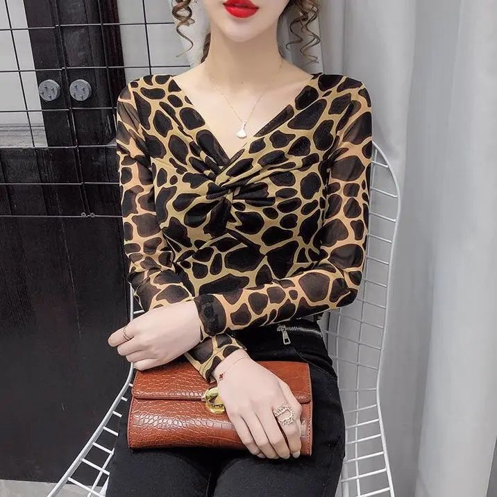 2021 spring new print long sleeve bottomed shirt fashion versatile leopard V-neck loose thin T-shirt autumn
2021 spring new print long sleeve bottomed shirt fashion versatile leopard V-neck loose thin T-shirt autumn