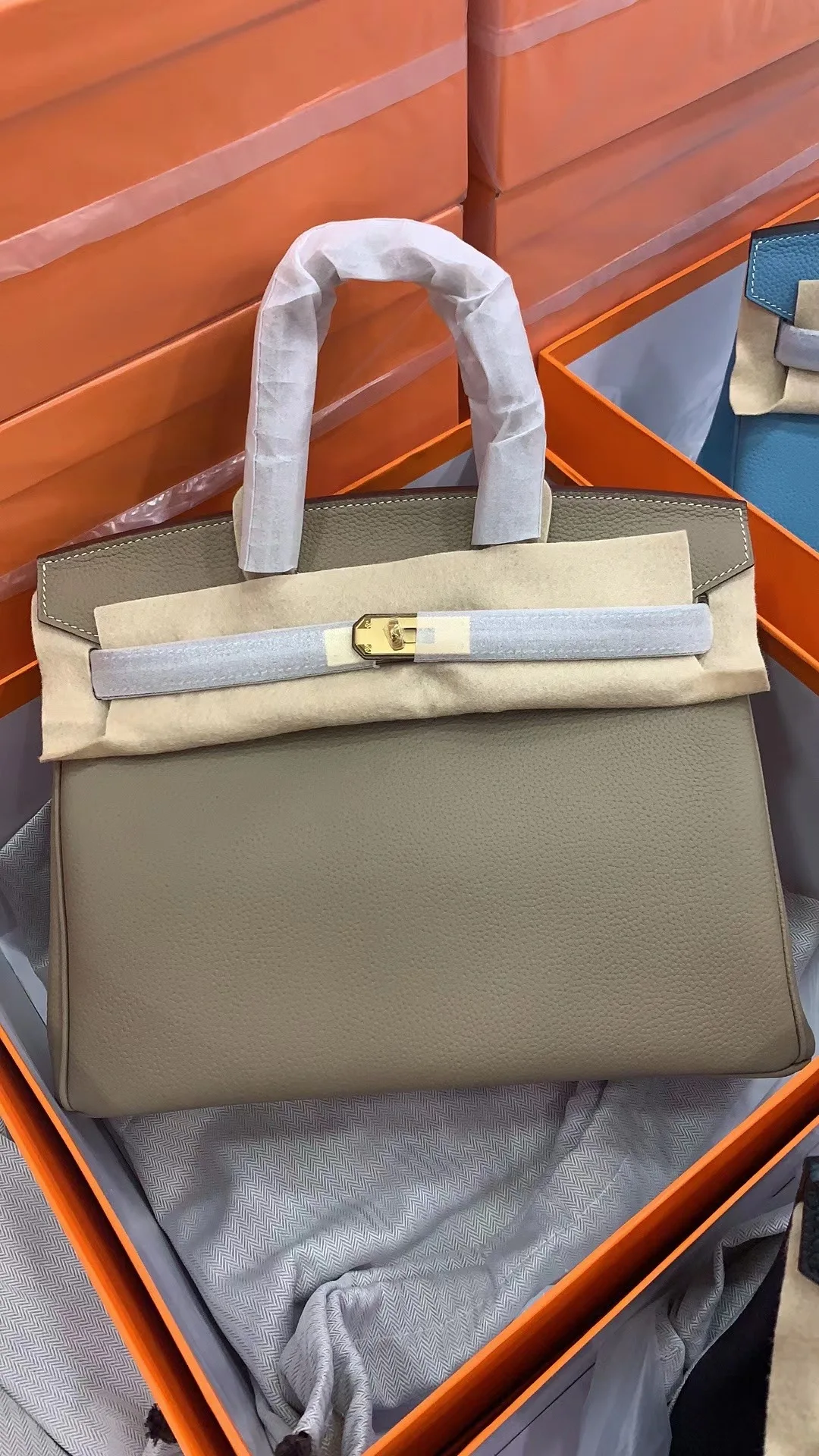 The New Stylish Fashion Genuine Cow Leather Women Top Handbag One Shoulder And Crossbody Bag 2021 9Color 25cm 30cm
The New Stylish Fashion Genuine Cow Leather Women Top Handbag One Shoulder And Crossbody Bag 2021 9Color 25cm 30cm