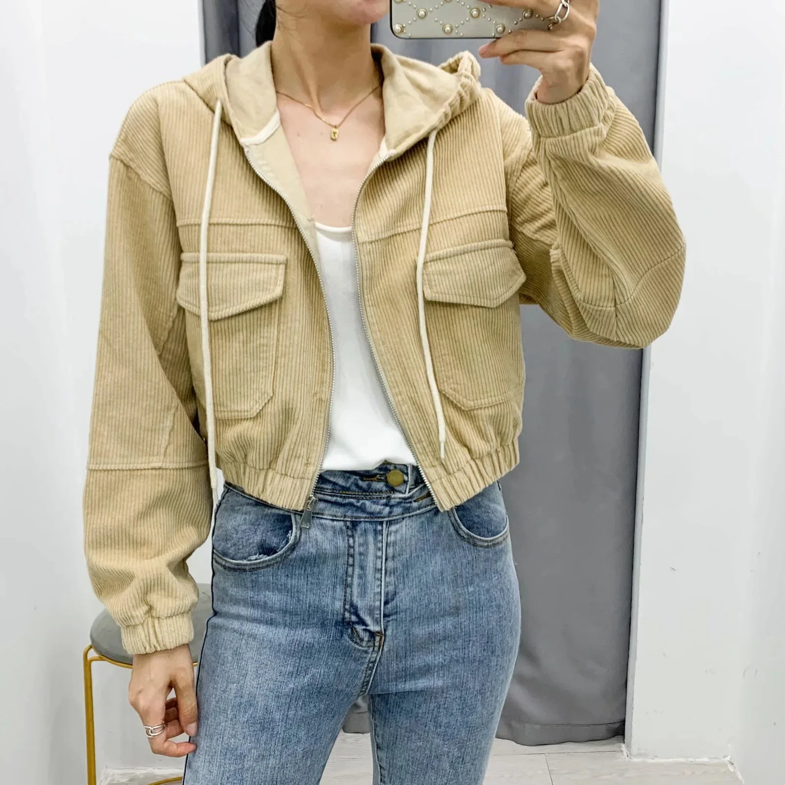 2021 Women Short Coats Drop Shoulder Pocket Hooded Jacket Full Sleeve Zipper Crop Hoodies Feme Top Fall Winter Outwear
2021 Women Short Coats Drop Shoulder Pocket Hooded Jacket Full Sleeve Zipper Crop Hoodies Feme Top Fall Winter Outwear