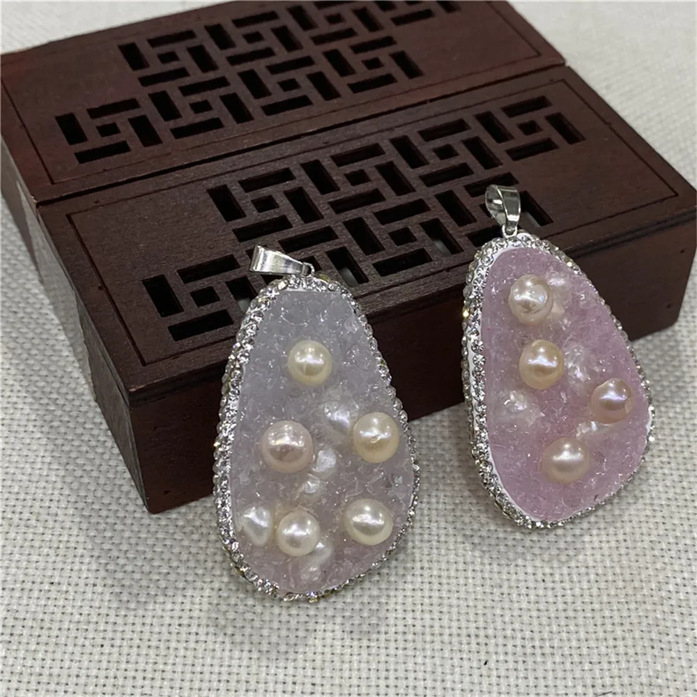 Natural Pearl Pendant Pink Resin Filled Irregular Shape Suitable for Making Fashion Jewelry Birthday Holiday Gifts Wholesale
Natural Pearl Pendant Pink Resin Filled Irregular Shape Suitable for Making Fashion Jewelry Birthday Holiday Gifts Wholesale