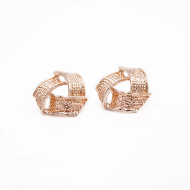 Classic Simple Wide Style Design Stud Advanced Sense Temperament Earring Suitable for Women
Classic Simple Wide Style Design Stud Advanced Sense Temperament Earring Suitable for Women