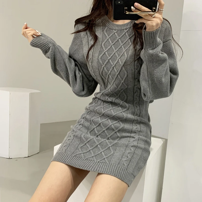 Женское трикотажное платье-свитер средней и длины, с вырезами
Женское трикотажное платье-свитер средней и длины, с вырезами