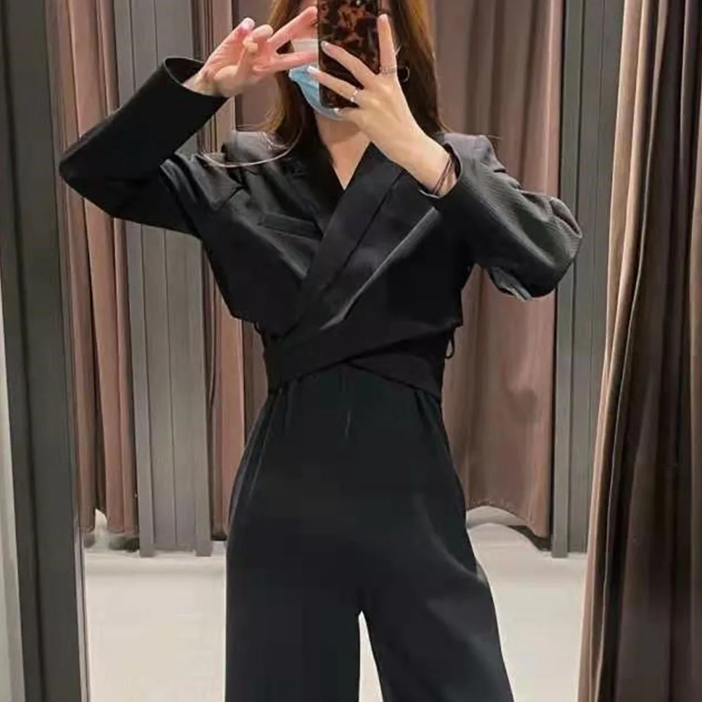 DiYiG WOMAN Early spring new women's clothing design sense short double-breasted black small suit jacket
DiYiG WOMAN Early spring new women's clothing design sense short double-breasted black small suit jacket