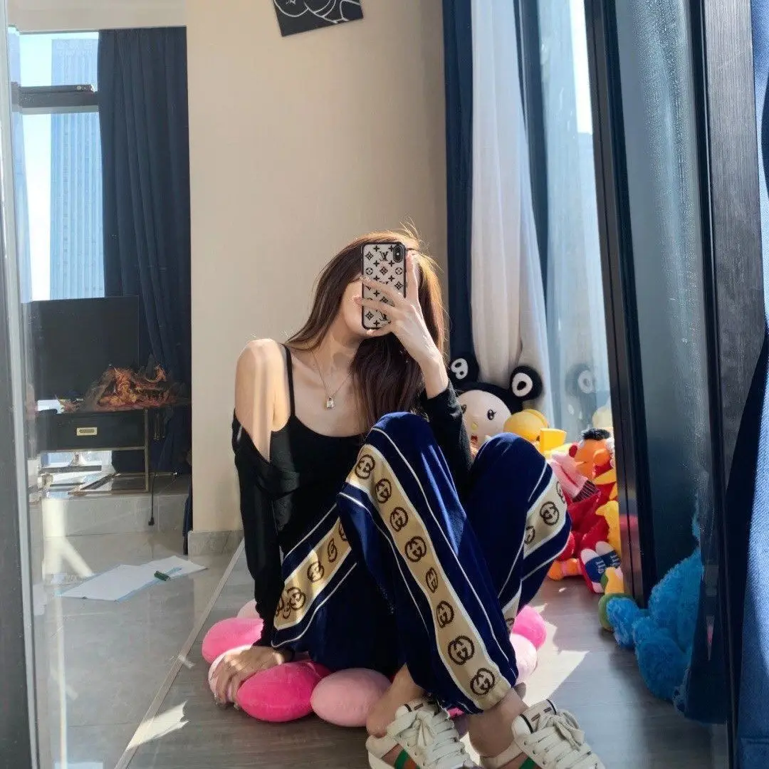 Tide brand new gold velvet toe Harlan pants side webbing letter loose sports casual pants for men and women
Tide brand new gold velvet toe Harlan pants side webbing letter loose sports casual pants for men and women
