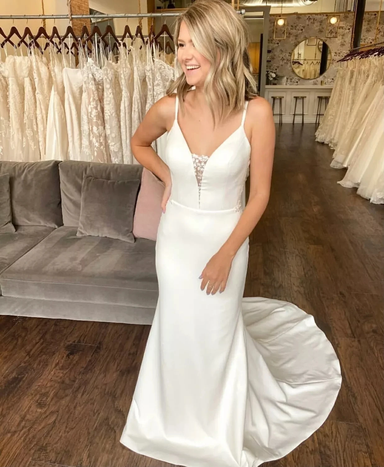 Mermaid V-Neck Spaghetti Straps Lace Appliques Satin Backless Sleeveless Floor Length Sweep Train Bridal Gown New Wedding Dress
Mermaid V-Neck Spaghetti Straps Lace Appliques Satin Backless Sleeveless Floor Length Sweep Train Bridal Gown New Wedding Dress