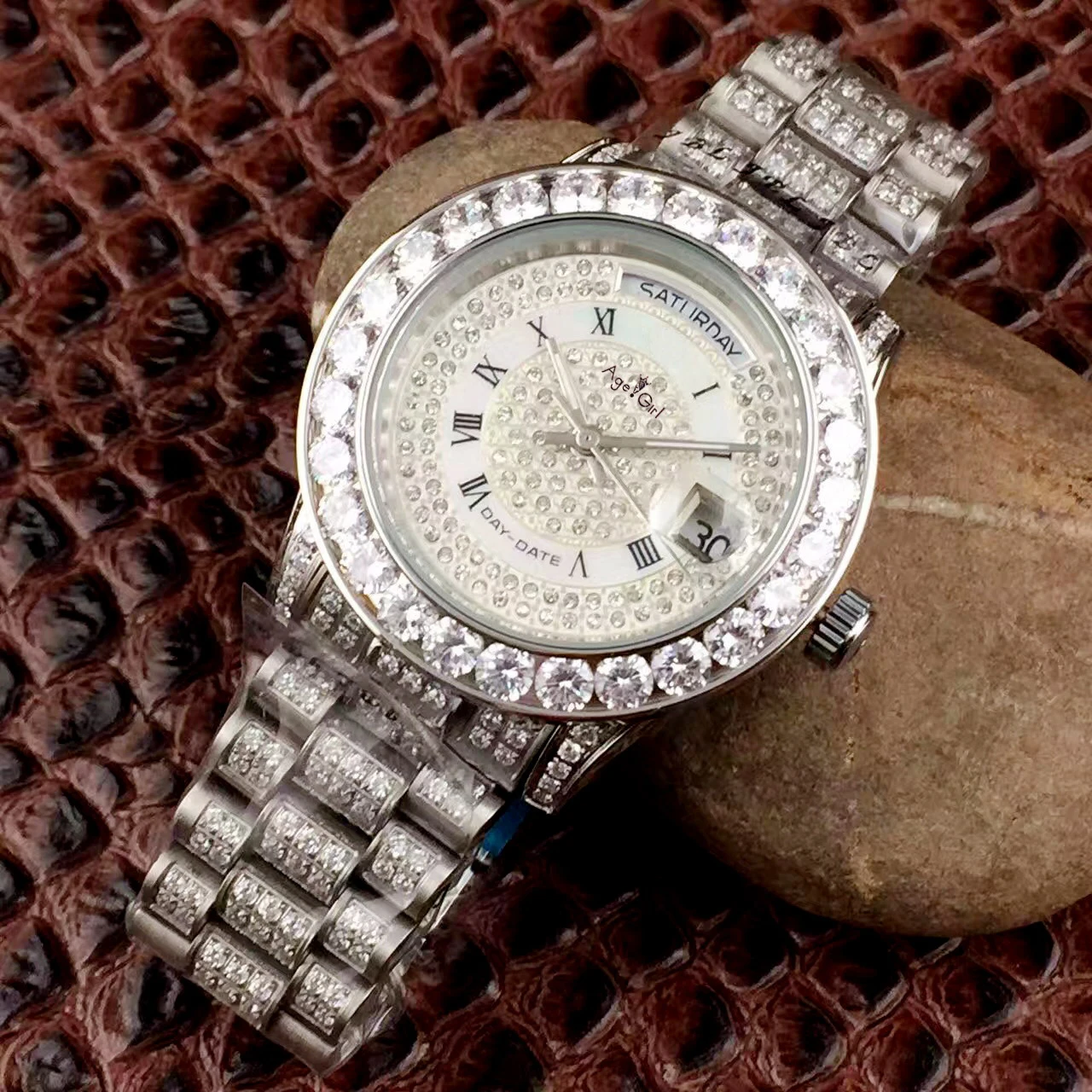 Classic New Mens Daydate Silver Full Diamonds Watch Automatic Mechanical Stainless Steel Sapphire Glass Roman Dial Watches
Classic New Mens Daydate Silver Full Diamonds Watch Automatic Mechanical Stainless Steel Sapphire Glass Roman Dial Watches