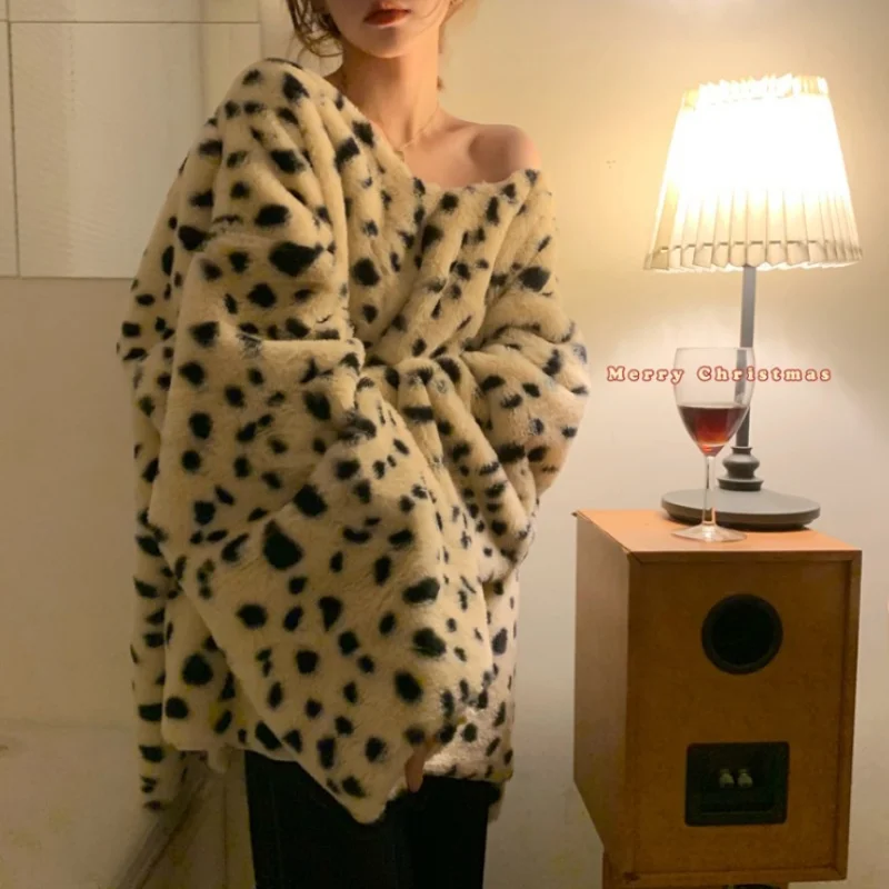 2021 new fashion simple ladies fall winter loose v-neck leopard print pullover versatile design long-sleeved plush sweater top
2021 new fashion simple ladies fall winter loose v-neck leopard print pullover versatile design long-sleeved plush sweater top