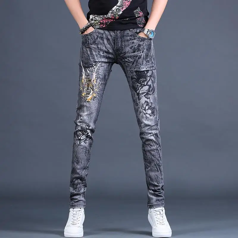 Korea Version Men’s Sexy Noble Gray Jeans, High Quality Slim Stretch Jeans,Light Luxury Print Jeans, Stylish Street Jeans;
Korea Version Men’s Sexy Noble Gray Jeans, High Quality Slim Stretch Jeans,Light Luxury Print Jeans, Stylish Street Jeans;